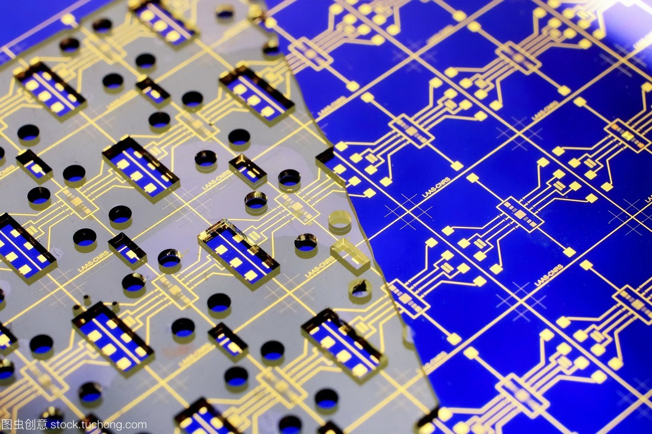 納米器件的發展。這是一種納米裝置的特寫,被稱為&ldquo;癌癥&rdquo;。電子電路板可以看到藍色,上面放一個塑料面具黃色,透明的。納米流體被放置在面罩上,并附著在電路板的裸露區域。目前正在研制一種抗癌藥物,以檢測包括癌癥腫瘤在內的微量生物標志物。生物標志物被用來檢測生物過程是否正常。法國圖盧茲國家科學研究中心cnrs拍攝的照片。